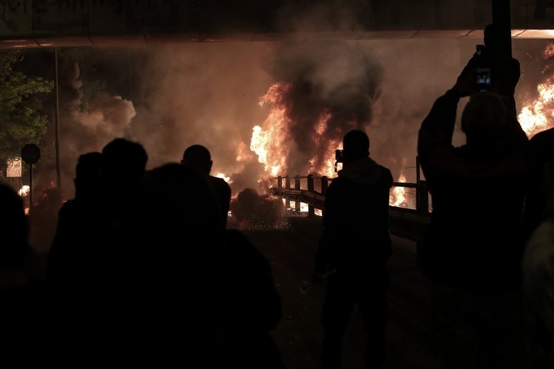 Κόσμος βλέπει τις φλόγες