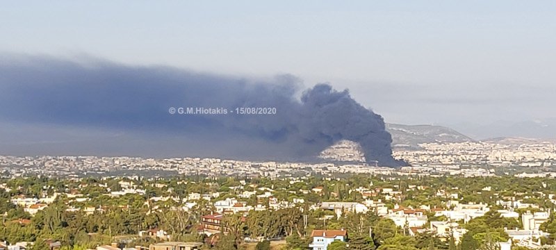 πυκνός μαύρος καπνός πάνω από τη Μεταμόρφωση λόγω της φωτιάς