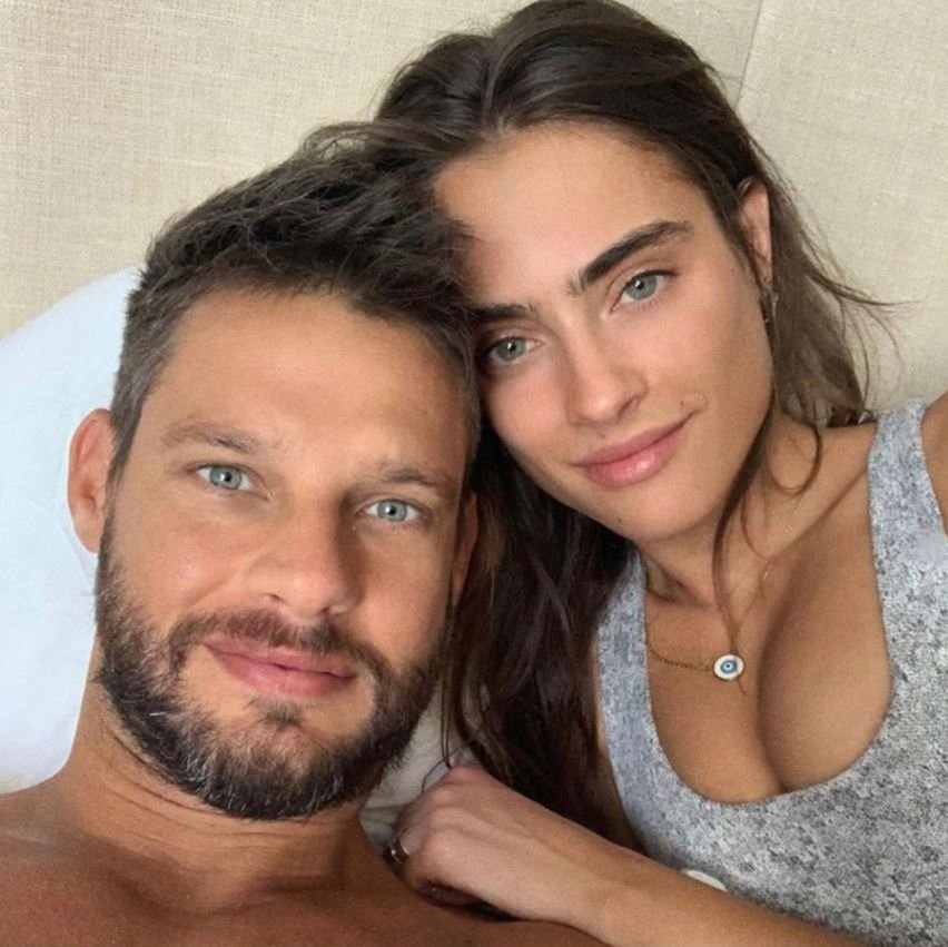 Αυτό το φωτογενές ζεύγος μπορεί να έχει το ίδιο χρώμα των ματιών, αλλά είναι στην πραγματικότητα εραστές