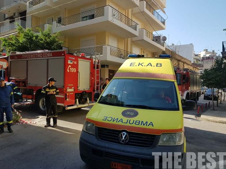Ασθενοφόρο του ΕΚΑΒ και όχημα της πυροσβεστικής στο κέντρο της Πάτρας