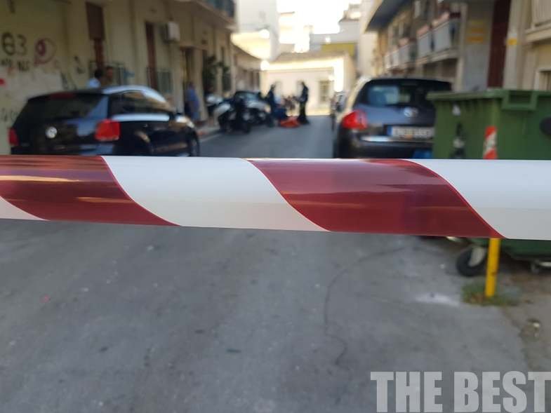 Οι αρχές έχουν αποκλείσει τον δρόμο στην Πάτρα όπου η γυναίκα απειλεί να αυτοκτονήσει