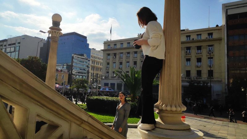 Μοντέλο ποζάρει στην Εθνική Βιβλιοθήκη