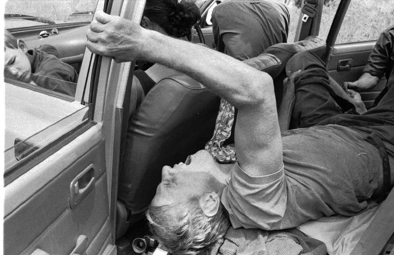 Ο Πίτερ Μπερντ σε εμφανή πόνο μετά το ατύχημα με τον ελέφαντα