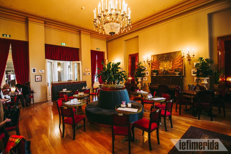 Αριθμημένες καρέκλες του Foyer Café Bistrot