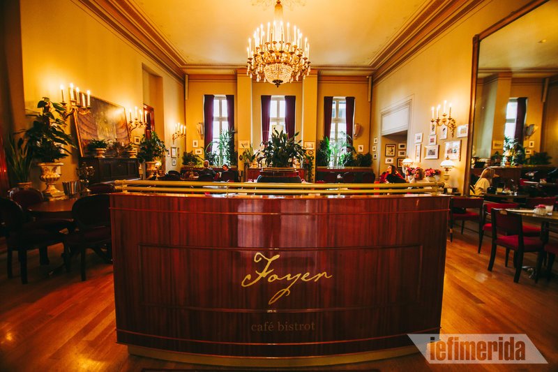 Η ρεσεψιόν του Foyer Café Bistrot