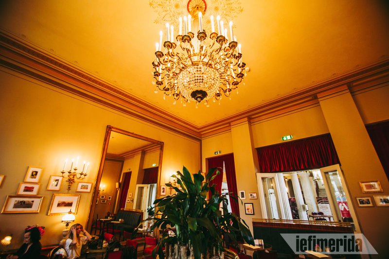 Ο πολυέλαιος του Foyer Café Bistrot