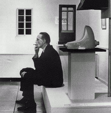 O Marchel Duchamp μπροστά στο έργο του «Η Πηγή». Εναν ουρητήρα αγορασμένο σε κατάστημα κοντά στο σπίτι του