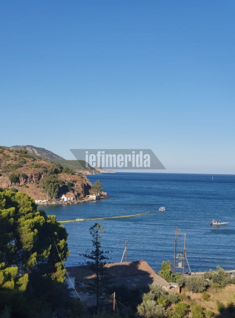 Οι Αρχές τοποθετούν φράγμα εντός του νερού προκειμένου να περιορίσουν ενδεχόμενη μόλυνση από τα καύσιμα του ελικοπτέρου