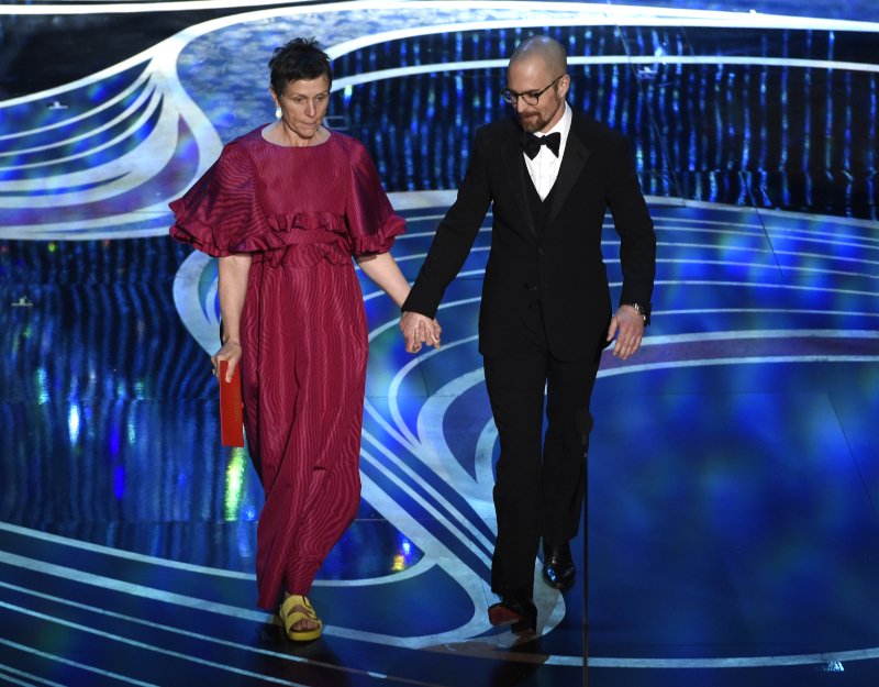 Η Φράνσις ΜακΝτόρμαντ με δημιουργία Valentino και κίτρινα Birkenstock στην τελετή απονομής των Όσκαρ 2019