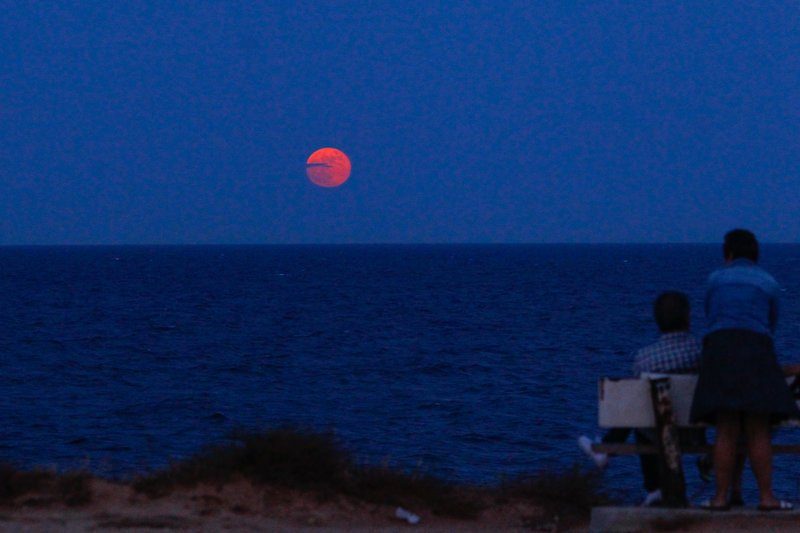 Η πανσέληνος της Φράουλας από τις ακτές της Ραφήνας