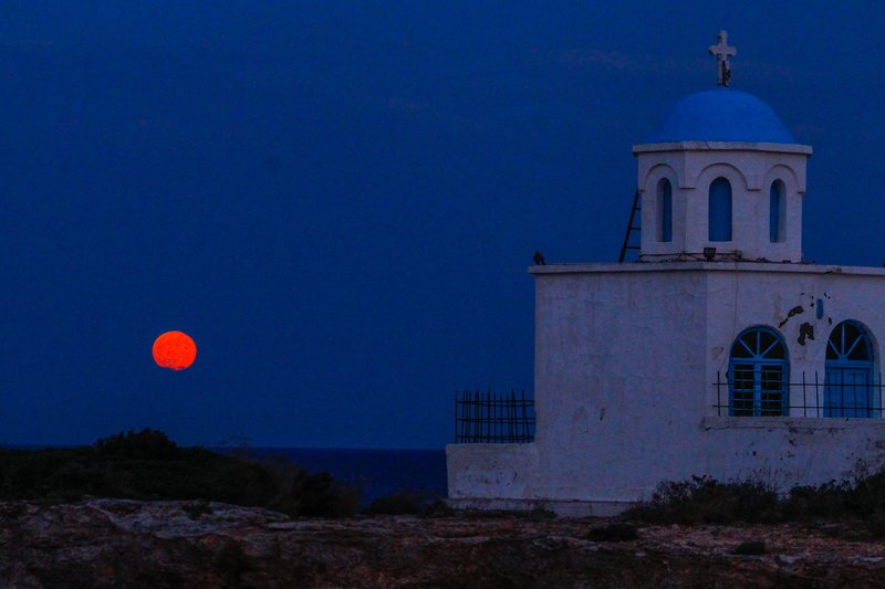 Η πανσέληνος της Φράουλας από τις ακτές της Ραφήνας