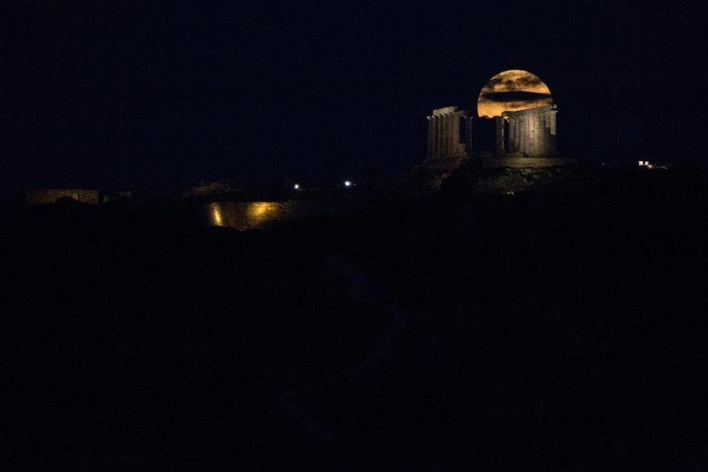 Η πανσέληνος της Φράουλας πάνω από το ναό του Ποσειδώνα στο Σούνιο