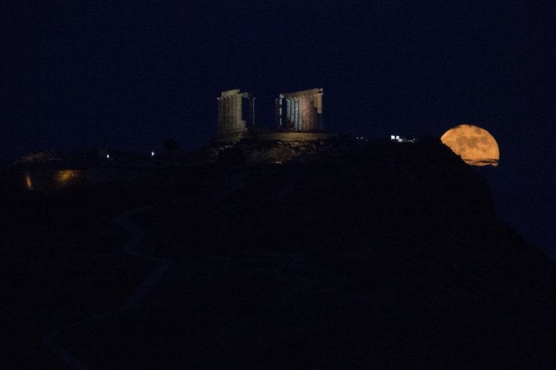 Η πανσέληνος της Φράουλας πάνω από το ναό του Ποσειδώνα στο Σούνιο