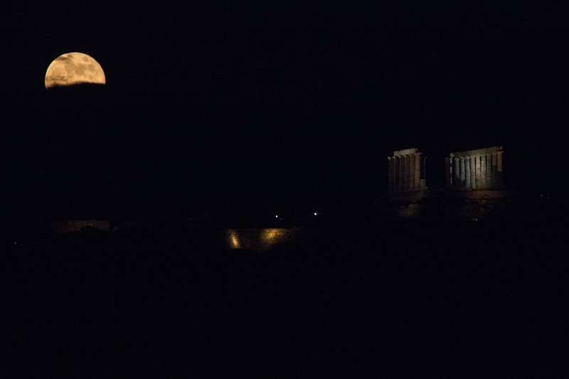 Η πανσέληνος της Φράουλας πάνω από το ναό του Ποσειδώνα στο Σούνιο