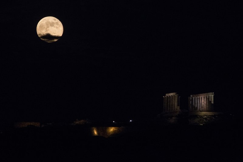 Για την ίδια πανσέληνο της 17ης Ιουνίου υπάρχει και ένα παλιό ευρωπαϊκό όνομα, το…«Honey Moon» («Πανσέληνος του Μελιού»)
