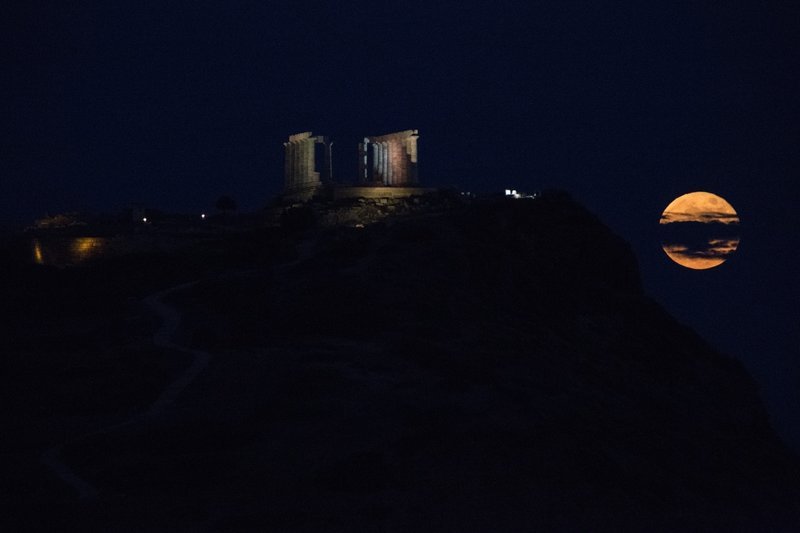 Η πανσέληνος της Φράουλας πάνω από το ναό του Ποσειδώνα στο Σούνιο