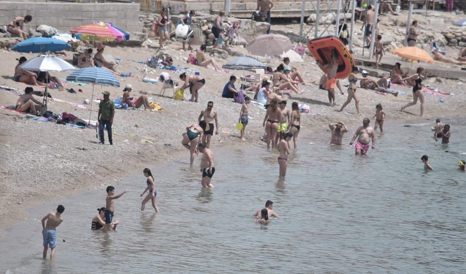 Ίδια εικόνα το Σαββατοκύριακο και στις παραλίες του Πειραιά, όπως στη φωτογραφία της κατάμεστης Φρεατίδας