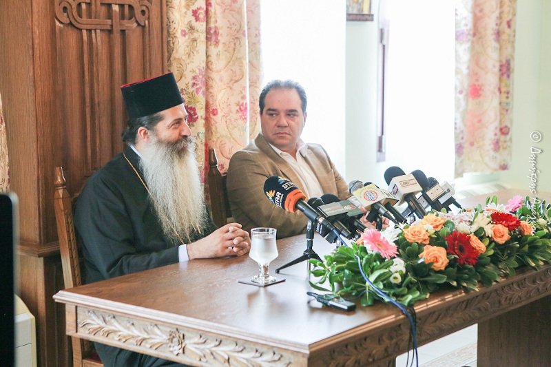Ο Σεβασμιώτατος Μητροπολίτης Φθιώτιδος κ. Συμεών και ο διευθυντής της «Αποστολής», Κ. Δήμτσας