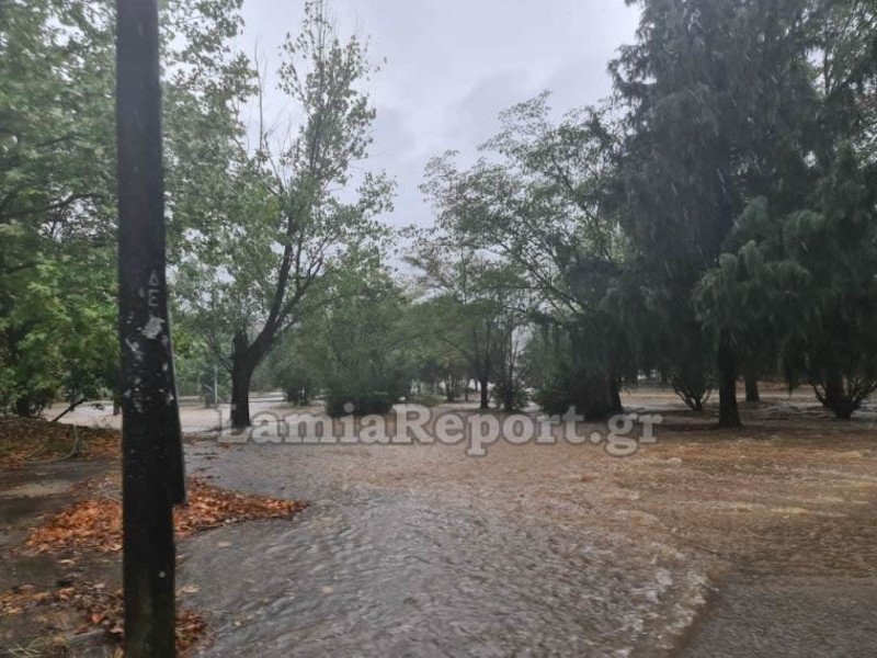 Πλημμυρισμένοι δρόμοι στη Φθιώτιδα