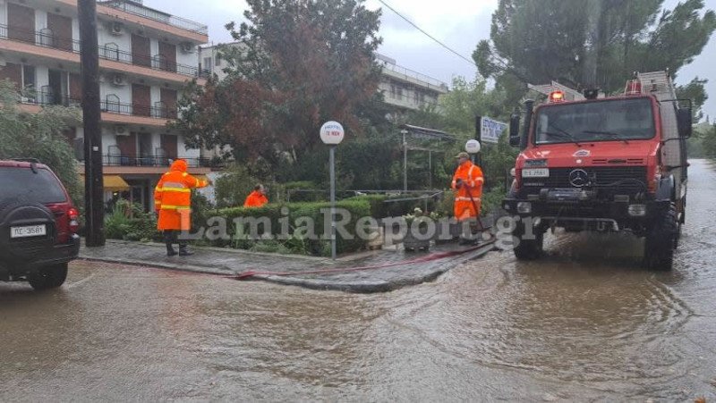 Πυροσβέστες κάνουν αντλήσεις υδάτων