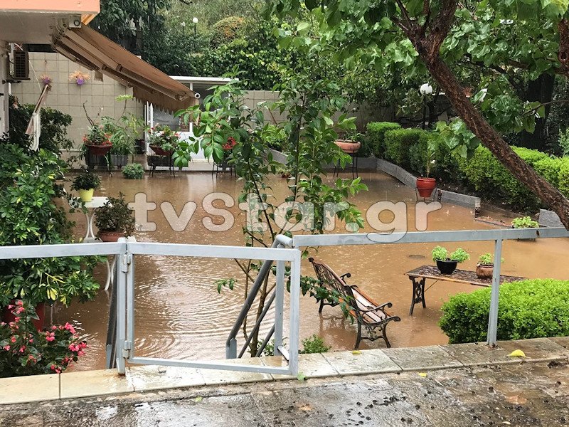 Πλημμυρισμένη αυλή