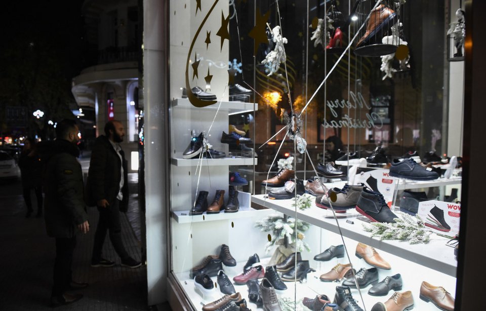 Ζημιά σε τζαμαρία σε μαγαζί με παπούτσια