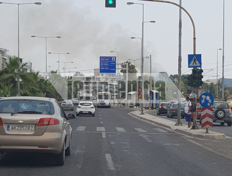 Λίγο μετά τη λεωφόρο Αλίμου ξέσπασε η φωτιά