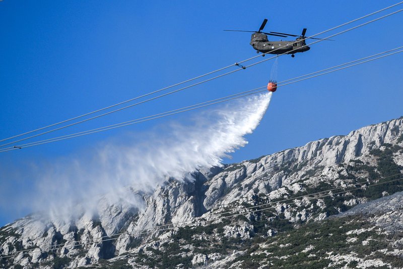 Ελικόπτερο Σινούκ του στρατού στη μάχη με τις φλόγες