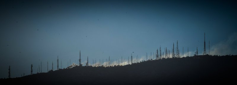 Οι φλόγες από τη φωτιά στον Υμηττό έφτασαν στις κεραίες