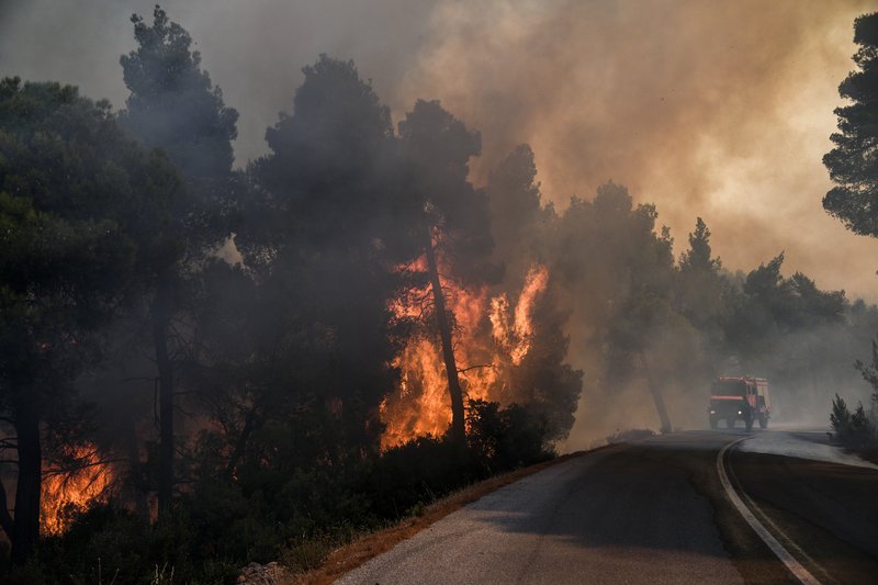 Δίπλα στις φλόγες ένα πυροσβεστικό όχημα