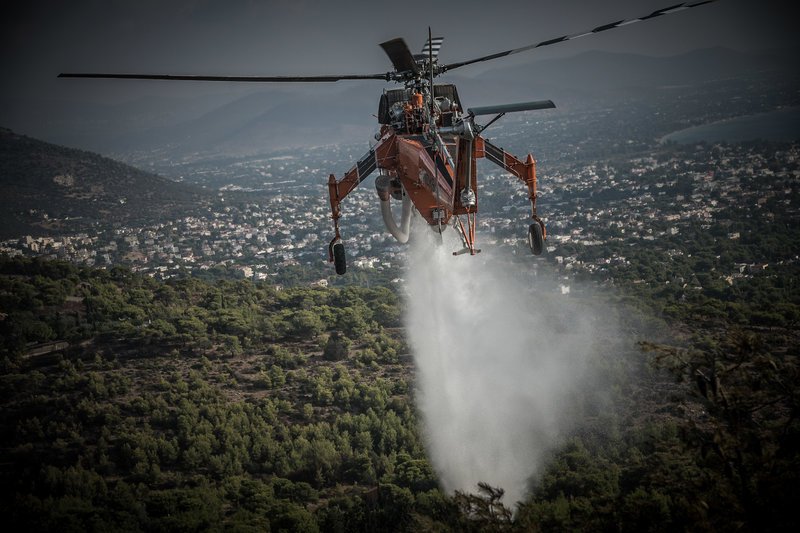Καθοριστική η συμβολή των ελικοπτέρων στη διαδικασία περιορισμού του πύρινου μετώπου στη Νέα Μάκρη
