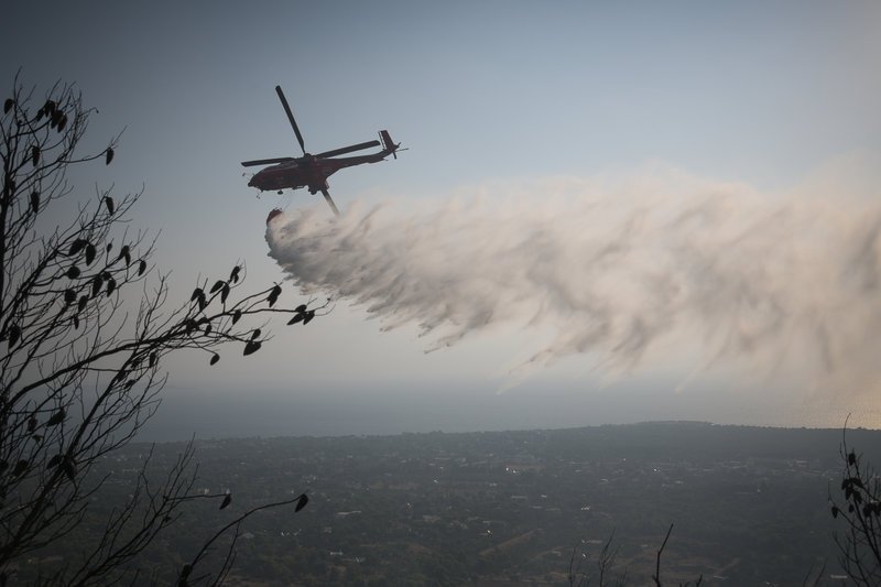 Με το πρώτο φως της ημέρας τα εναέρια μέσα πυρόσβεσης βρέθηκαν στο μέτωπο της φωτιάς