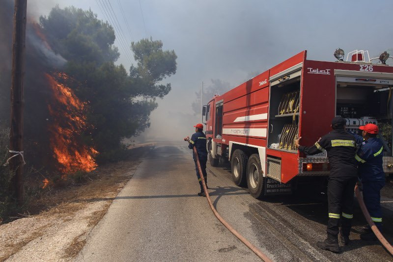 Πυροσβέστες επιχειρούν στη φωτιά στη Ραφήνα