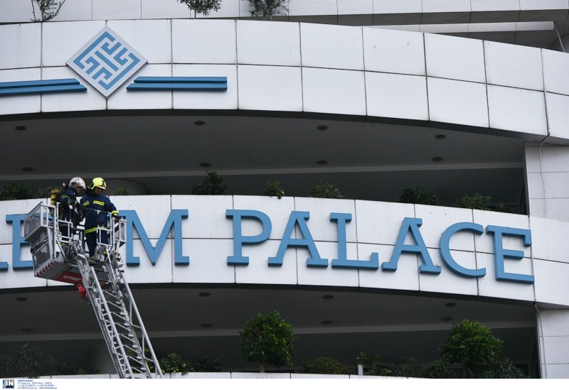 Πυροσβέστες επιχειρούν στη φωτιά στο ξενοδοχείο στη Συγγρού