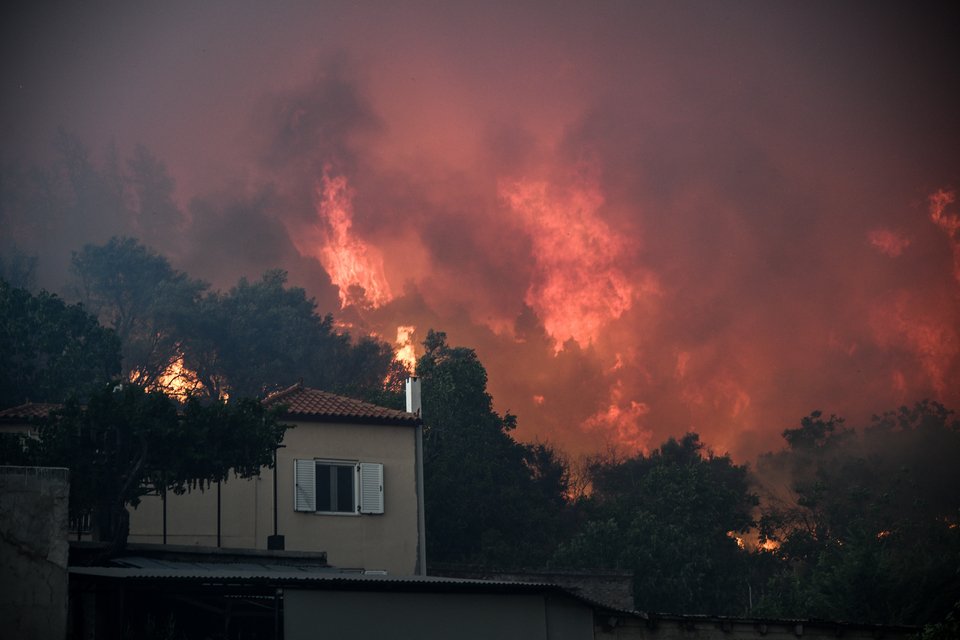 Ο πύρινος γίγαντας κατακαίει την Εύβοια