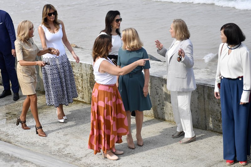 Στην παραλία οι Πρώτες Κυρίες της G7