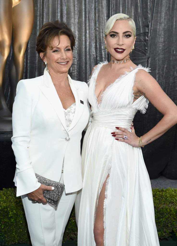 Η Γκαμπριέλ Καρτέρις με την Lady Gaga στα βραβεία του σωματείου ηθοποιών SAGA Awards