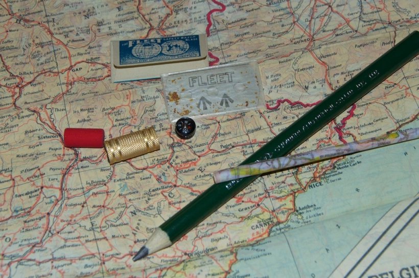 Μερικά από τα gadgets που επινόησε ο «Κλάτι» για να βοηθά αιχμαλώτους των Ναζί να το σκάνε: μεταξωτός χάρτης, μικροσκοπική πυξίδα που χωρά κάτω από τη γομολάστιχα μολυβιού, μαγνητισμένη λεπίδα ξυραφιού ώστε να δείχνει τον Βορρά όταν επιπλέει στο νερό