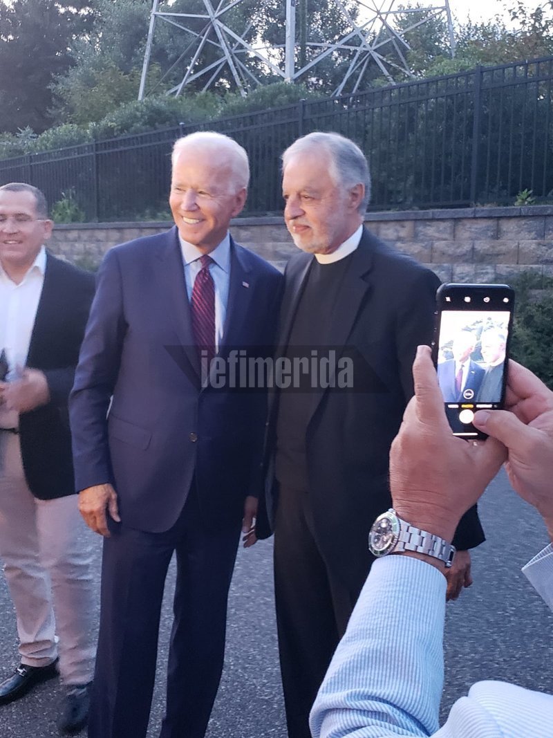 Ο Τζο Μπάιντεν με τον father Alex