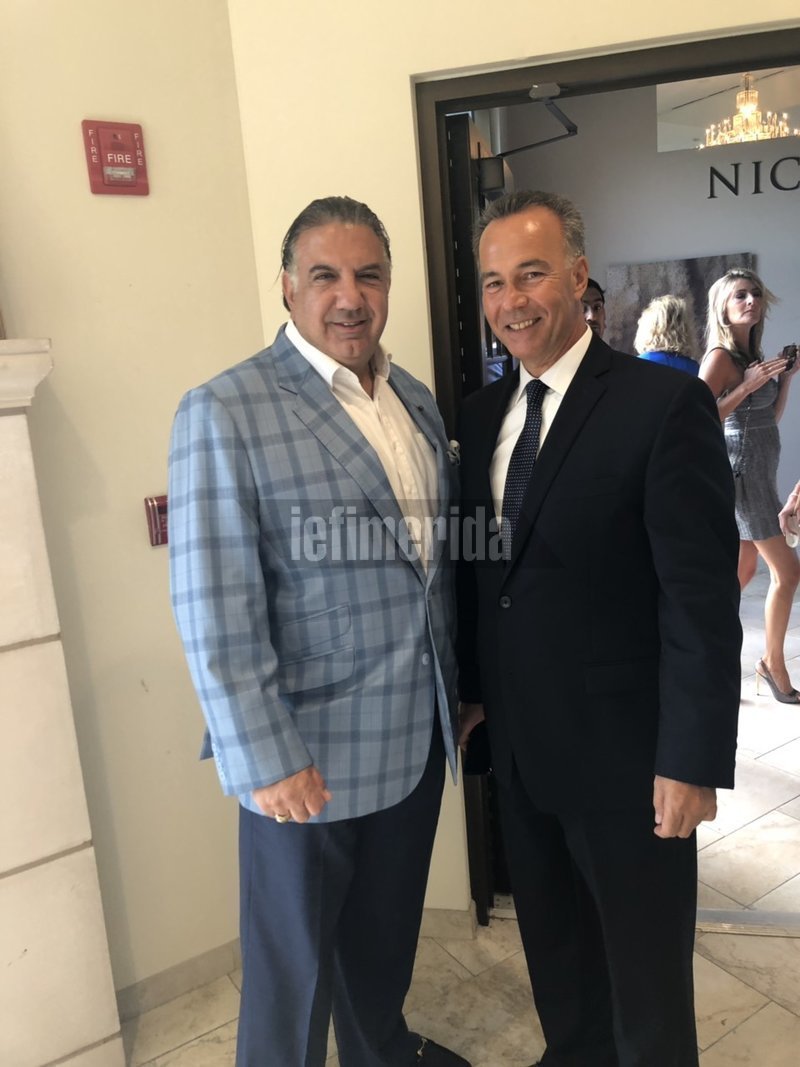 Ο γενικός πρόξενος στη Νέα Υόρκη Κωνσταντίνος Κούτρας με τον Τζων Κουδούνη