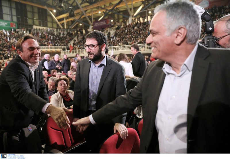 Ο Πάνος Σκουρλέτης χαιρετά τον Πέτρο Κόκκαλη υπό το βλέμμα του Νάσου Ηλιόπουλου
