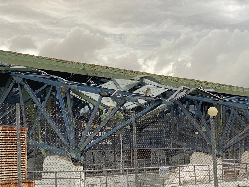 Ξηλωμένη οροφή στο Ολυμπιακό κέντρο Γαλατσίου