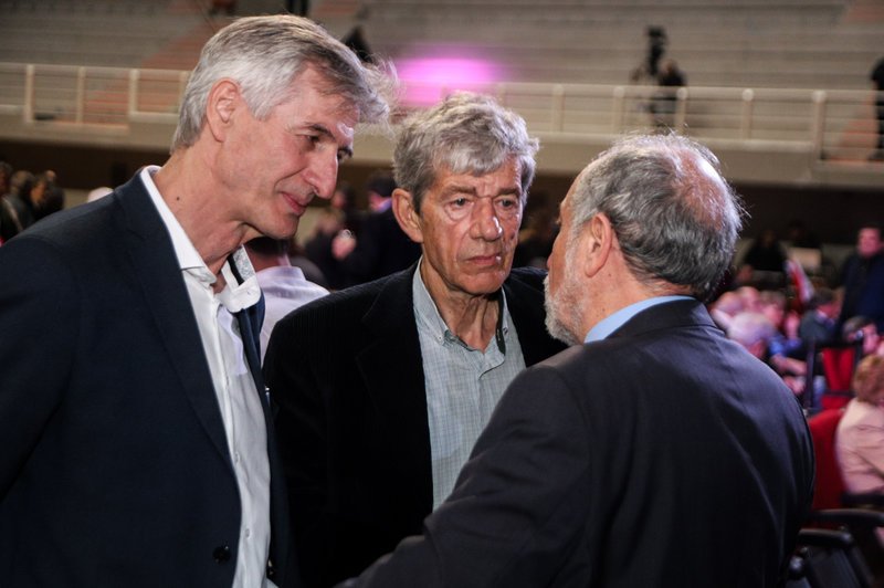 Ο Αντώνης Κοτσακάς συνομιλεί με στελέχη του ΣΥΡΙΖΑ