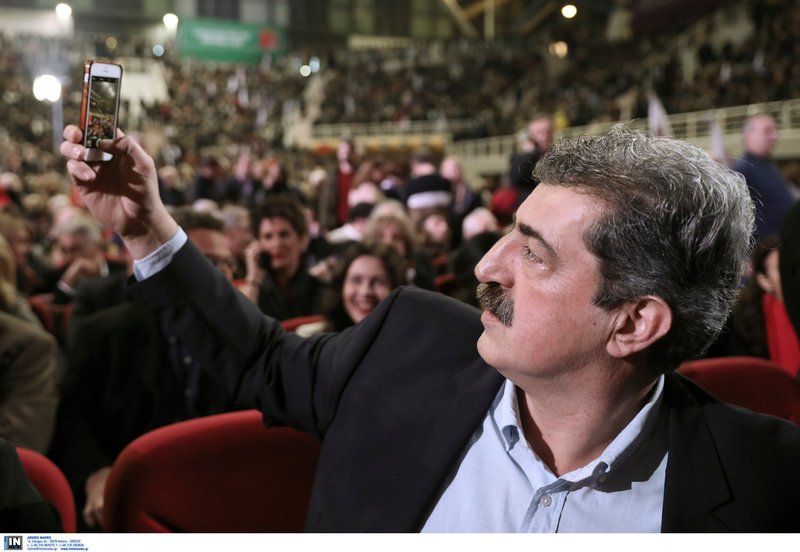 Ο Παύλος Πολάκης βγάζει φωτογραφίες
