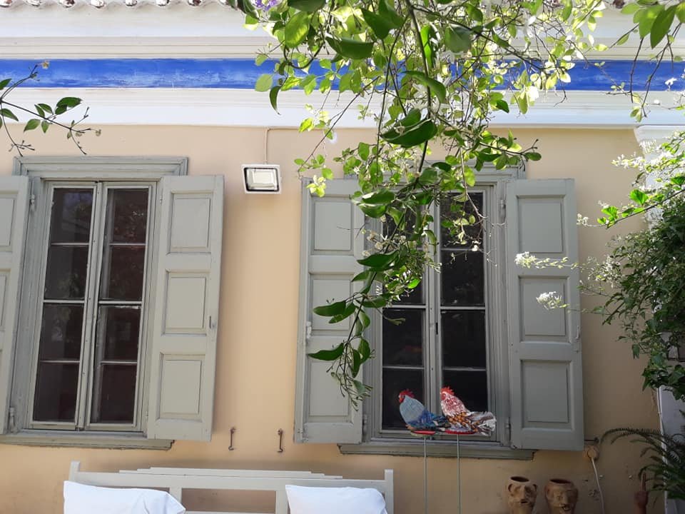 Παραθυρόφυλλα γκρι κοκορακια διακοσμητικα