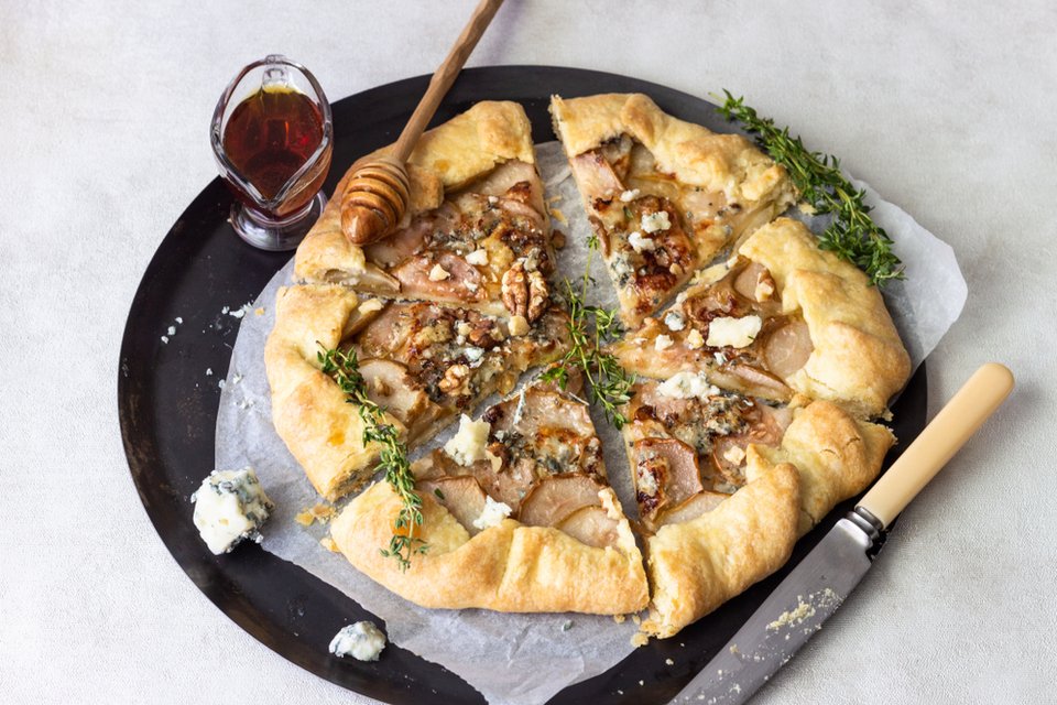 Ανοιχτή κρέπα με γέμιση αχλαδιού και ροκφόρ