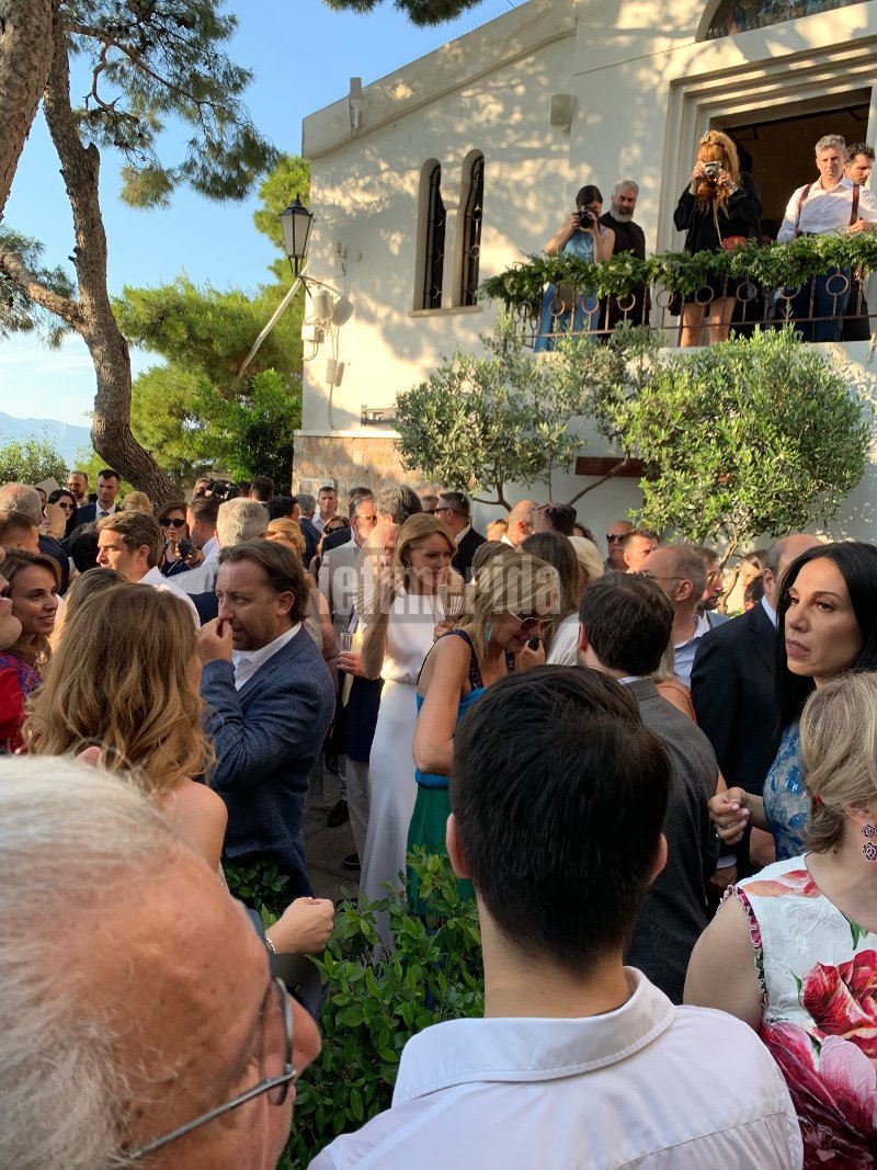 Η Τζένη Μπαλατσινού απαστράπτουσα στον ναό των Αγίων Ισιδώρων