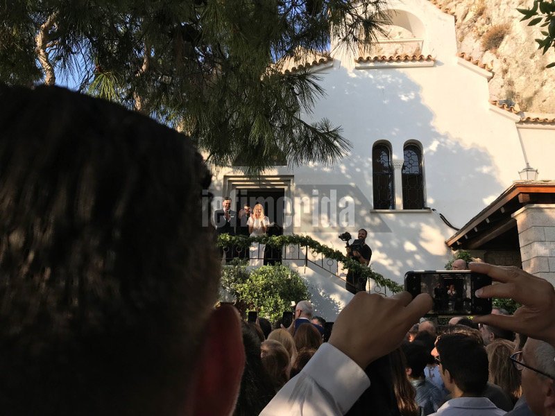 Το ζευγάρι Κικίλια-Μπαλατσινού χαιρετούν τους συγκεντρωμένους