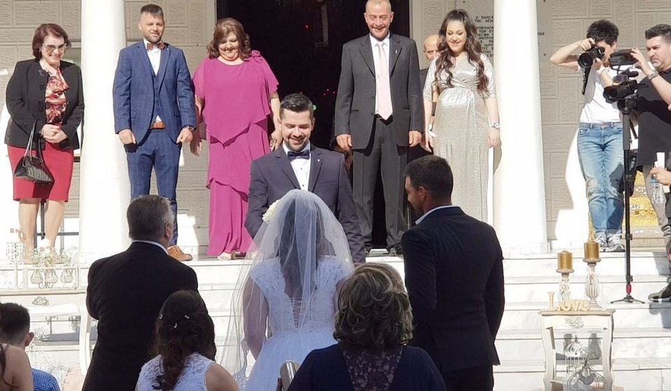 Ο ευτυχισμένος γαμπρός υποδέχεται την νύφη