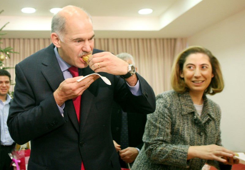 Ο Γιώργος Παπανδρέου απολαμβάνει ένα γλυκό